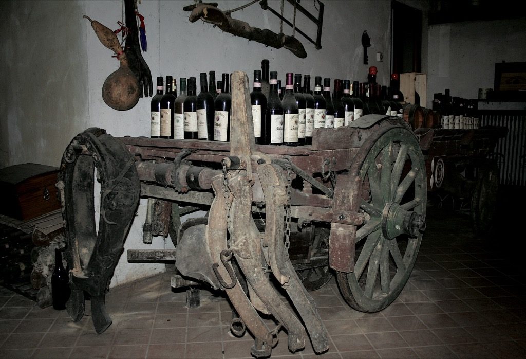 carro antico con bottiglie di vino